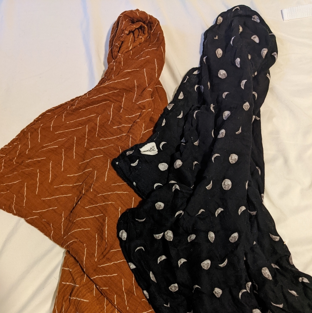2 swaddle blankets